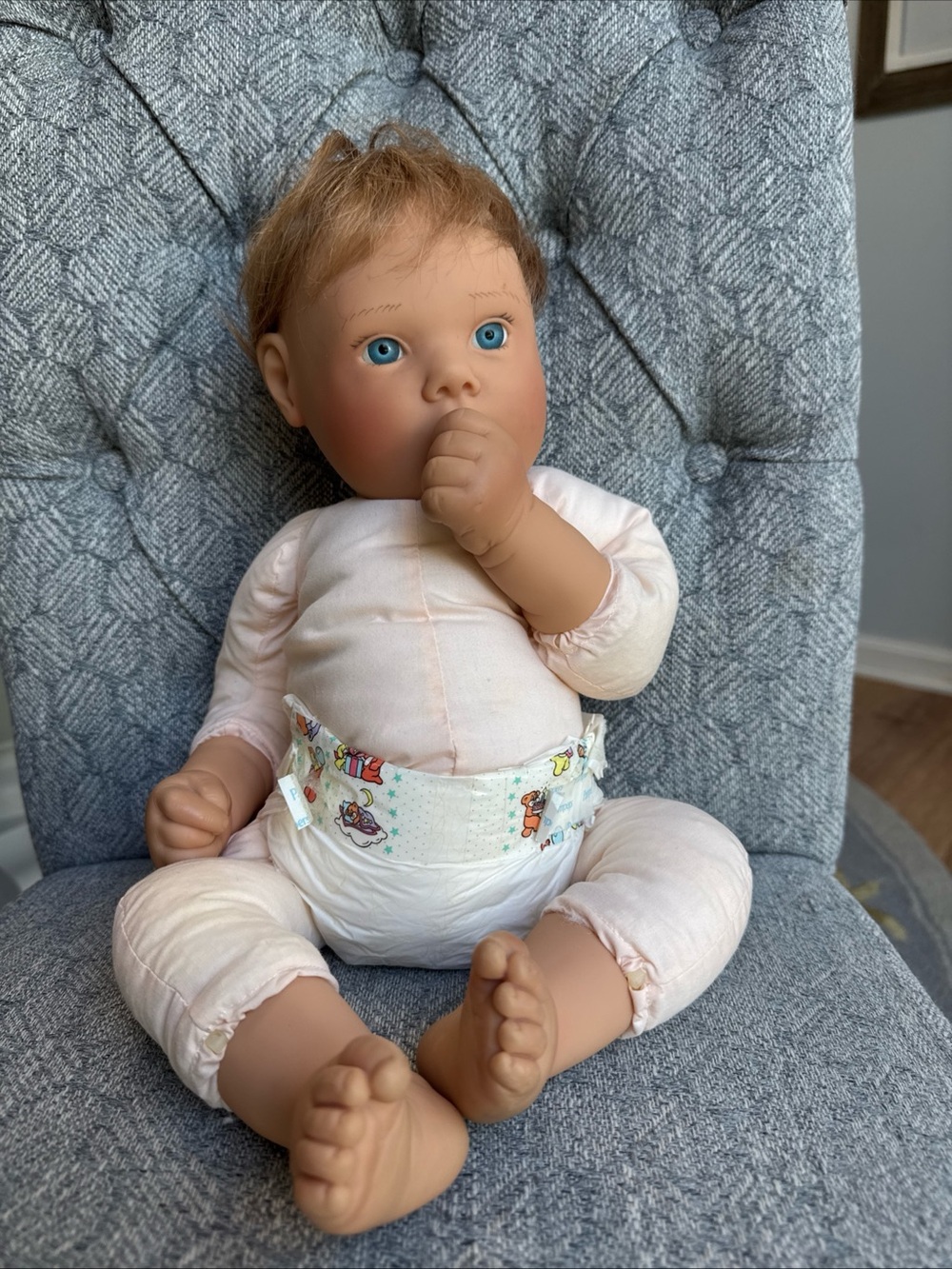 Lee Middleton Baby Doll 1995 Thumb Sucker 071294 Brown Hair and Blue Eyes